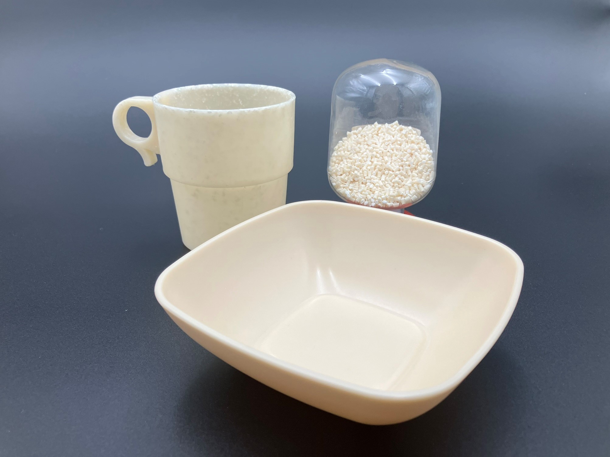 100％バイオマス＆海洋分解性の素材である新しいプラスチックで製造された容器
